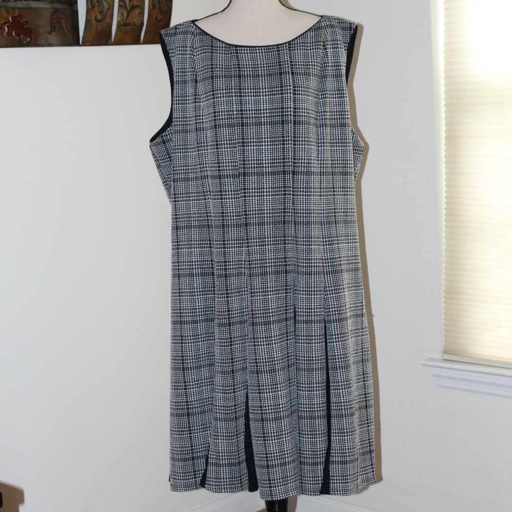 Roz & Ali, sleeveless stripped lace dress